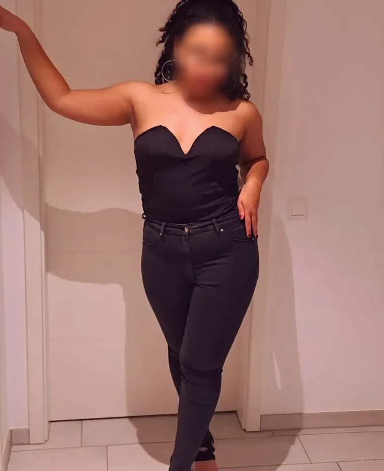 Zeynep, 27